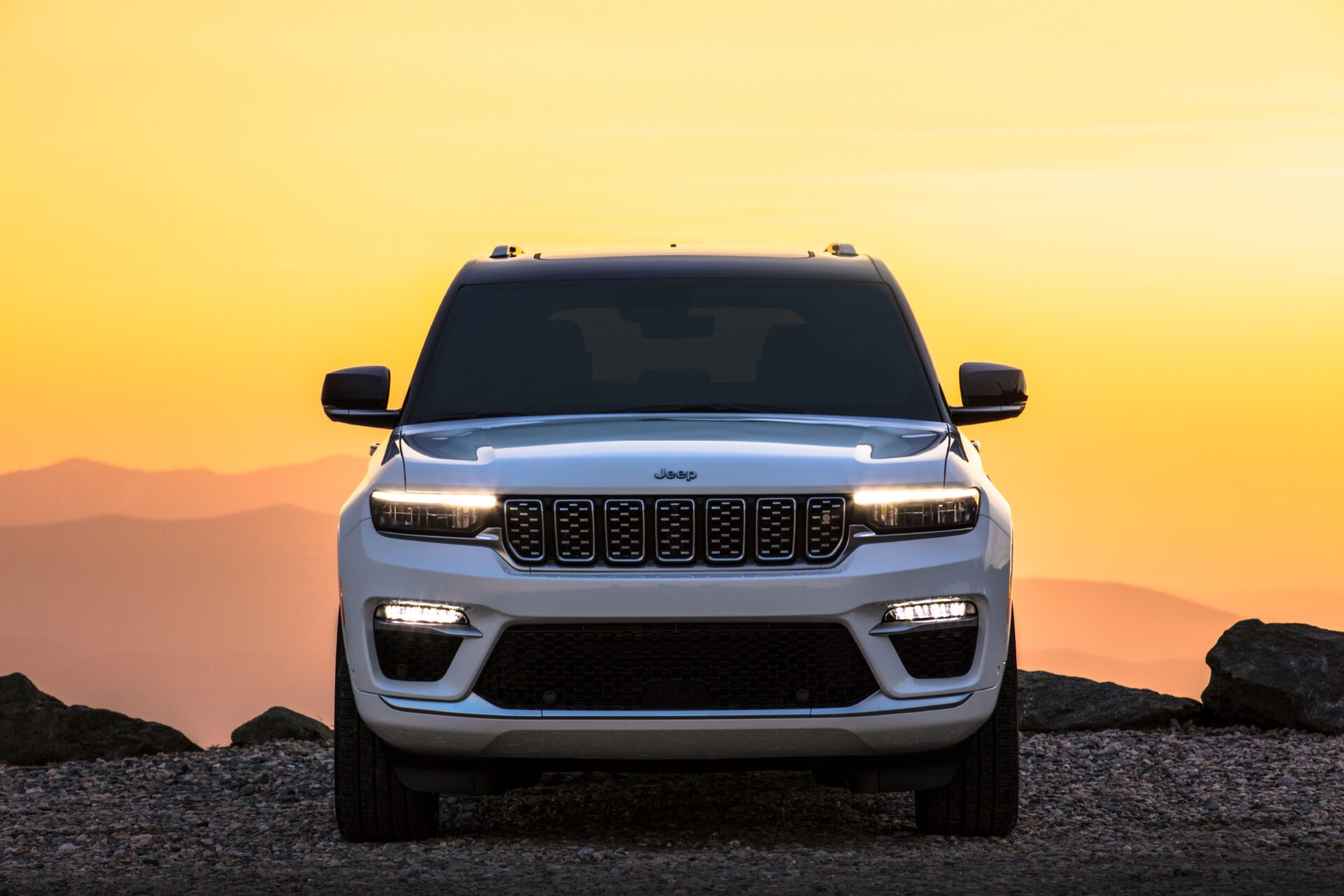 Le Jeep Grand Cherokee 4xe 2024 avec le soleil couchant derrière le 4x4