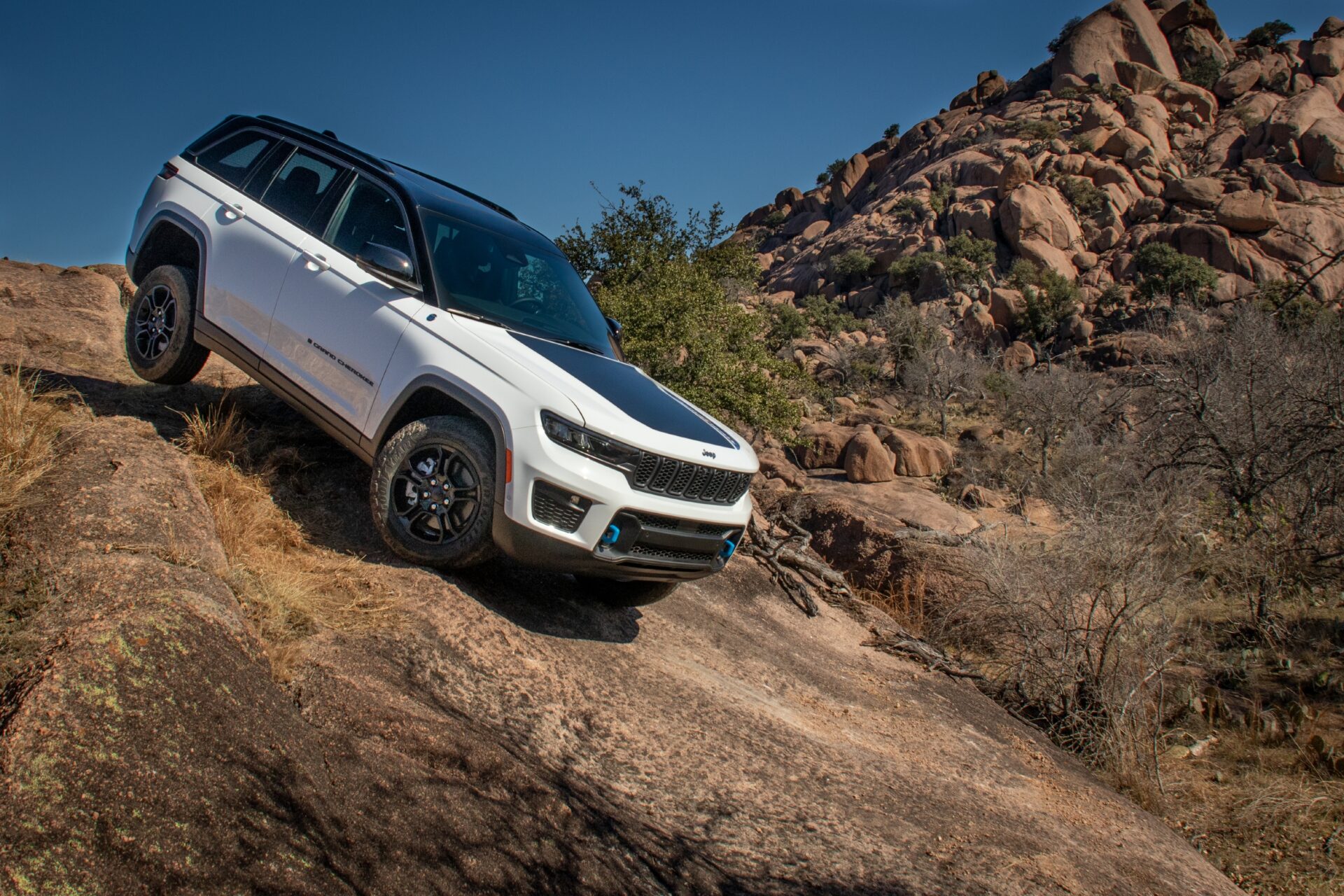 Grand Cherokee 4xe en plein franchissement de montagne sur un terrain escarpé