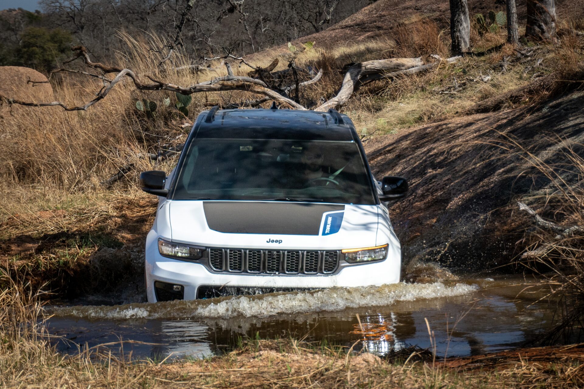 2024 Jeep Grand Cherokee Trailhawk 4xe excelle également dans les conditions les plus extrêmes, avec une garde au sol de 10,9 pouces et une capacité de passage à gué de 24 pouces.