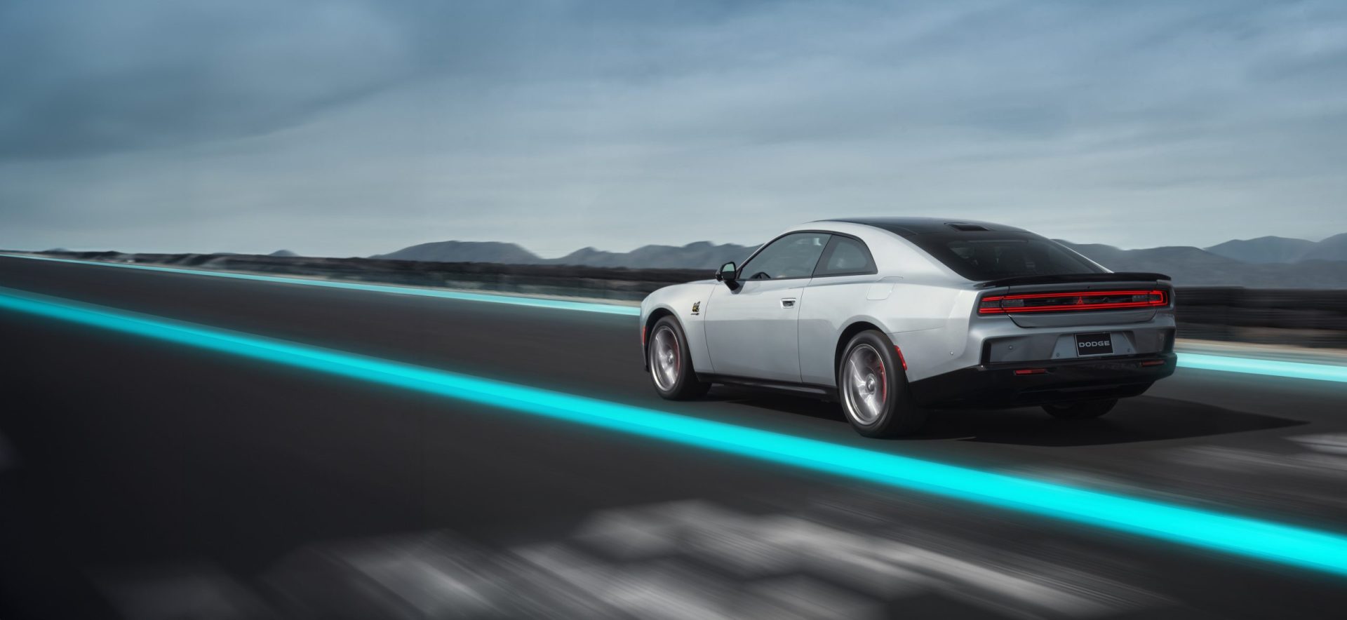 Dodge Charger Daytona 2024 qui roule avec des effets lumineux sur le coté