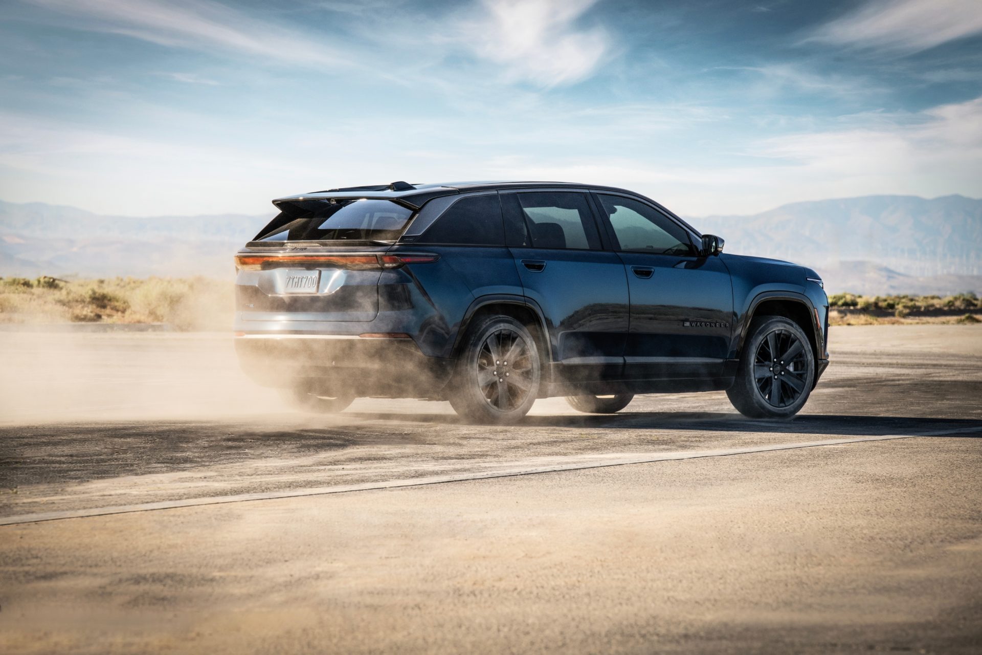 Jeep Wagoneer S 2024 - Donnacona Chrysler - roule sur une route avec du sable