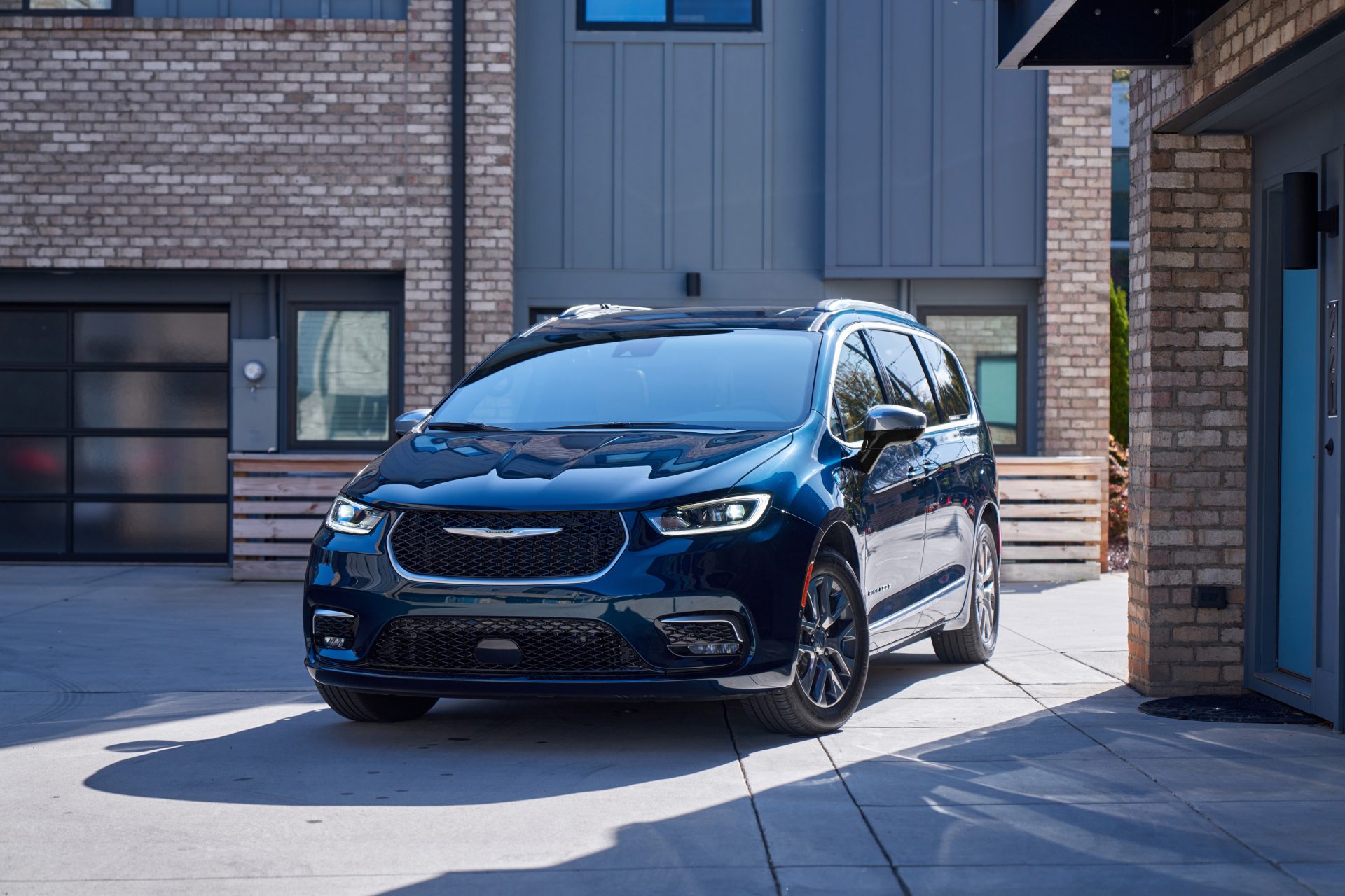 donnacona-chrysler-jeep-dodge-ram-chrysler-pacifica-hybride-2025-devant un immeuble