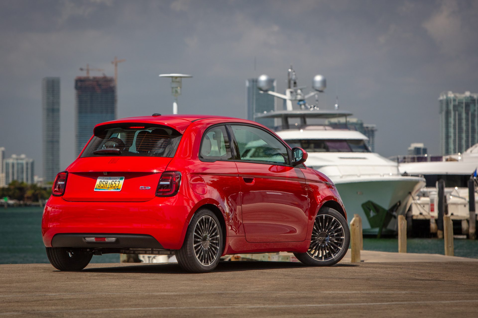 fiat-500e-donnacona-chrysler-jeep-dodge-ram - Fiat 500e garée dans un port avec des yacht privé en arrière