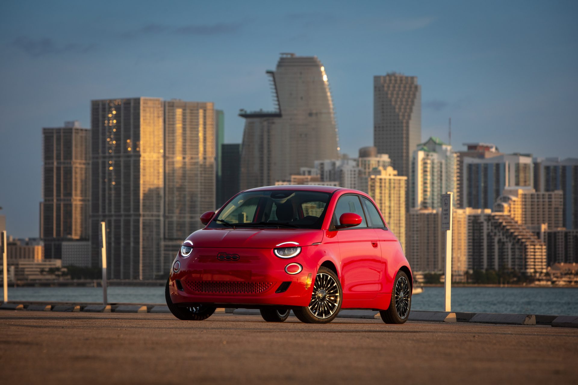 fiat-500e-donnacona-chrysler-jeep-dodge-ram - Fiat 500e garé avec la skyline d'une ville en arrière